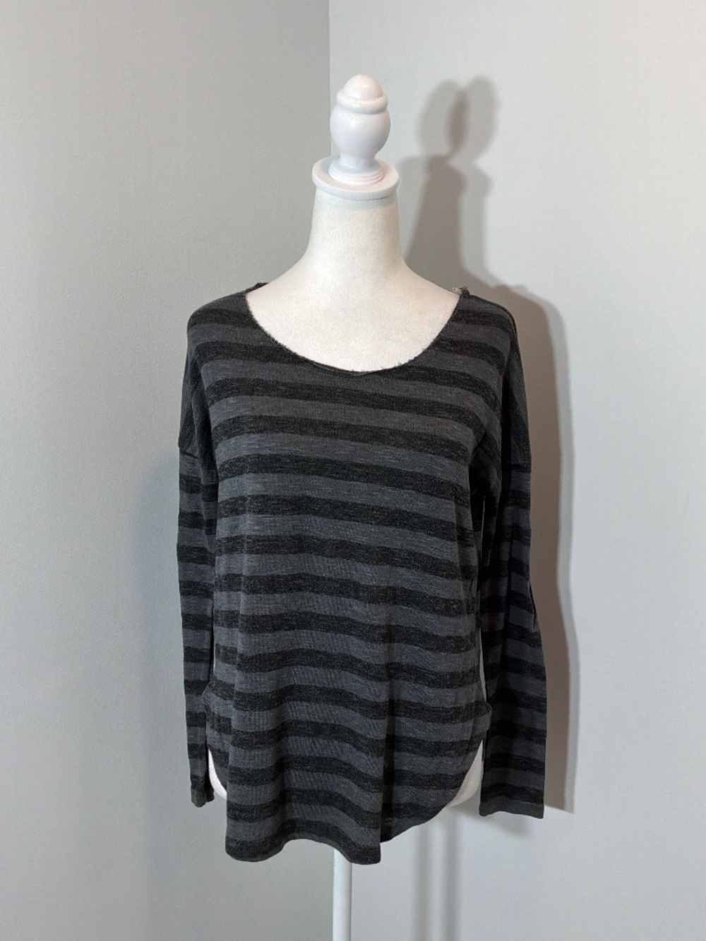 EUC Tresics Gray Striped Tunic Top Size Small